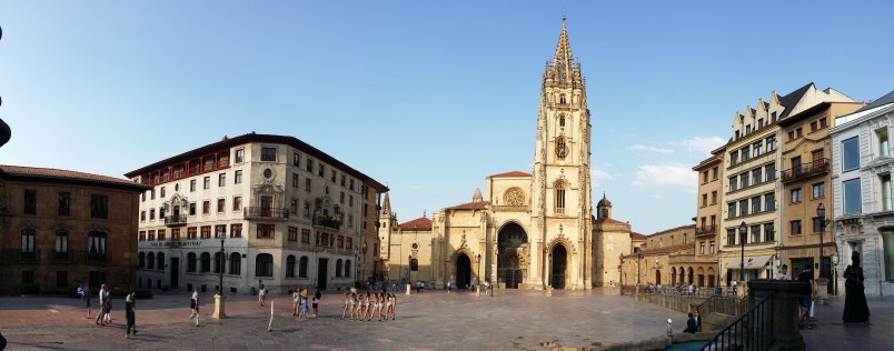 Desde la plaza de la catedral de Oviedo
